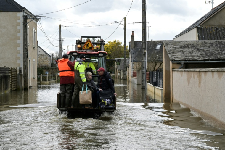 Des habitants évacués en raison des inondations à Cheffes (Maine-et-Loire) le 20 février 2026 ( AFP / Damien MEYER )