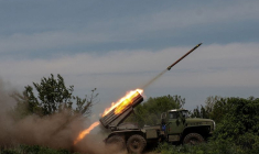 Des soldats ukrainiens tirent une roquette près de la ville de Bakhmut