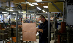 Un employé d'Atlantec Technologies dans l'usine de la société à Malville