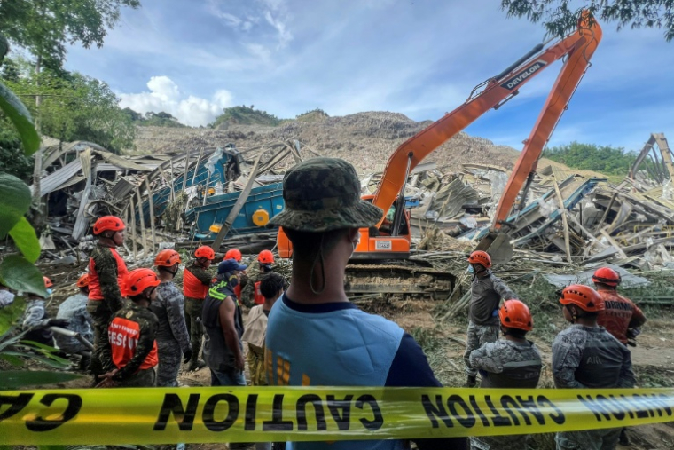 Les opérations de secours le 9 janvier 2026, au lendemain de l'effondrement d'une décharge à Cebu, aux Philippines ( AFP / Cheryl Baldicantos )