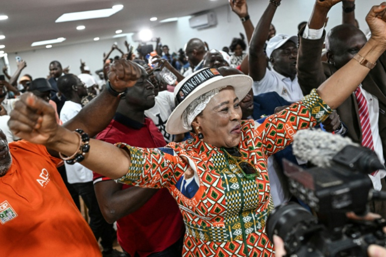 Des partisans du président sortant et candidat à la présidentielle, Alassane Ouattara, célèbrent sa victoireau siège du parti du Rassemblement des houphouétistes pour la démocratie et la paix (RHDP) à Abidjan, le 27 octobre 2025 en Côte d'Ivoire ( AFP / Sia KAMBOU )