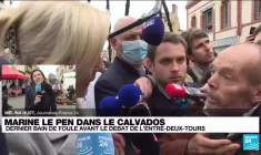 Dernier bain de foule pour Marine Le Pen avant le débat de l'entre-deux-tours