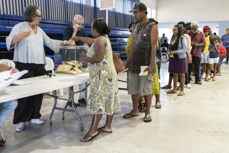 Des personnes au bureau de vote de Veyret-Kafoa à Nouméa en Nouvelle-Calédonie le 28 juin 2026 ( AFP / Delphine MAYEUR )
