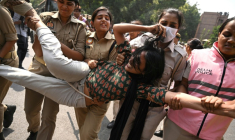 Interpellation par la police d'une sympathisante du mouvement des "cafards", fer de lance de la révolte étudiante en Inde, le 10 octobre 2026 à New Delhi  ( AFP / Arun SANKAR )