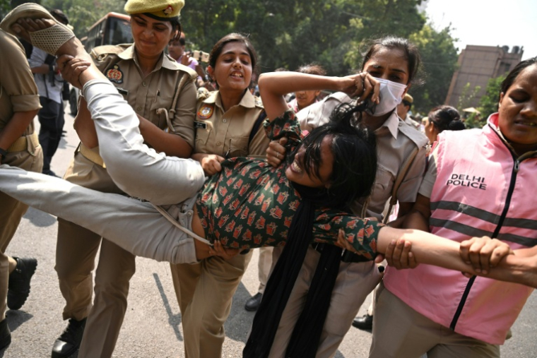 Interpellation par la police d'une sympathisante du mouvement des "cafards", fer de lance de la révolte étudiante en Inde, le 10 octobre 2026 à New Delhi  ( AFP / Arun SANKAR )