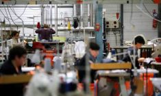 Des employés utilisent des machines à coudre pour travailler dans l'usine Royal Mer Bretagne, spécialisée dans les vêtements tricotés de fabrication française, à La Regrippiere.
