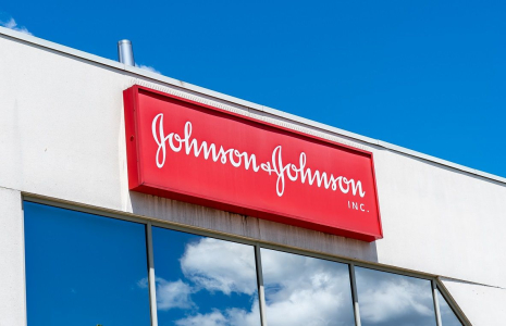 Le logo de Johnson & Johnson sur un batiment. (Crédit:  / Adobe Stock)