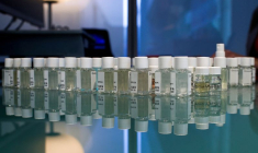 Des flacons contenant des parfums sont disposés dans un laboratoire de Givaudan à Paris