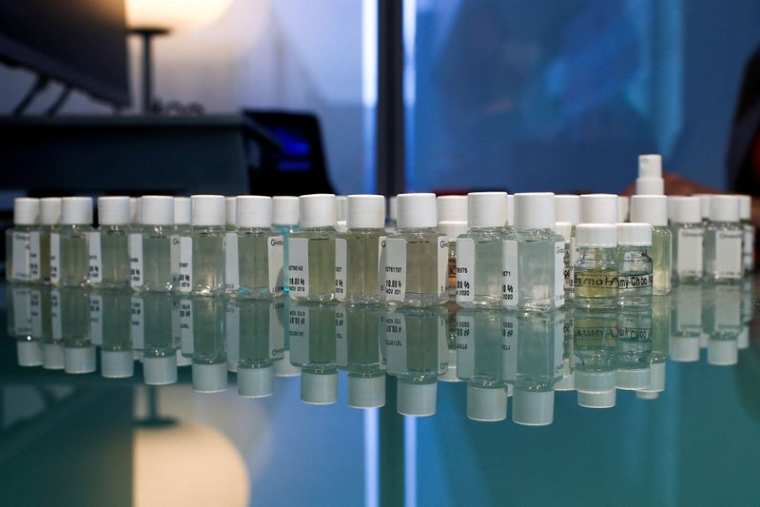 Des flacons contenant des parfums sont disposés dans un laboratoire de Givaudan à Paris