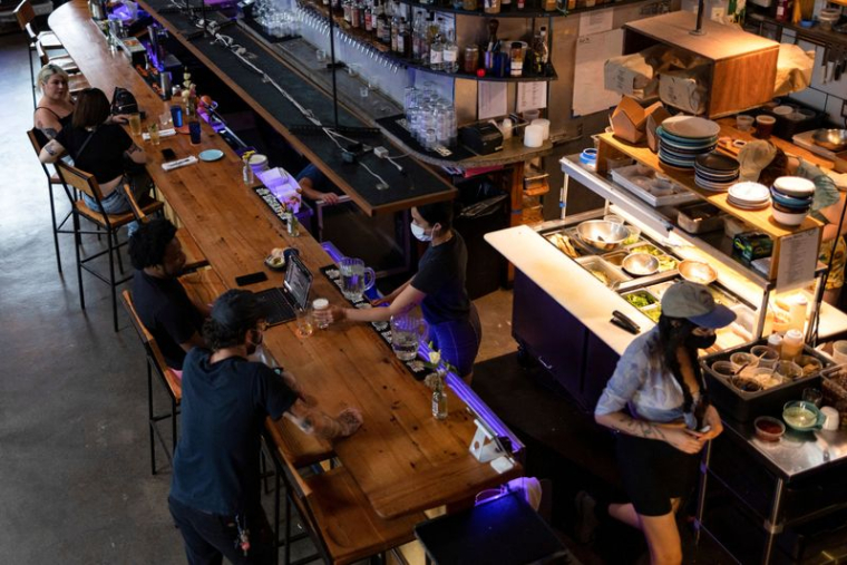 Photo d'archives des gens qui boivent et dînent dans le restaurant "Martha" à Philadelphie