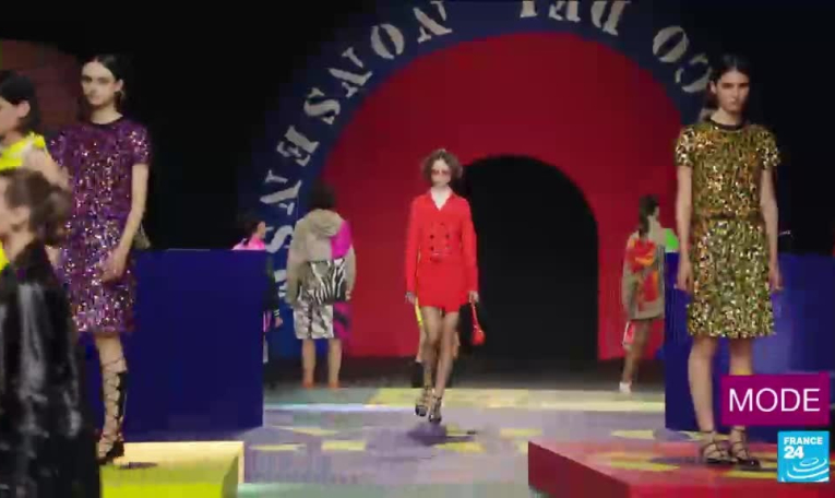 Le "regard féminin" enflamme Paris avec les collections prêt-à-porter été 2022