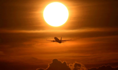 Photo d'archives : Un avion décolle de l'aéroport de Francfort.