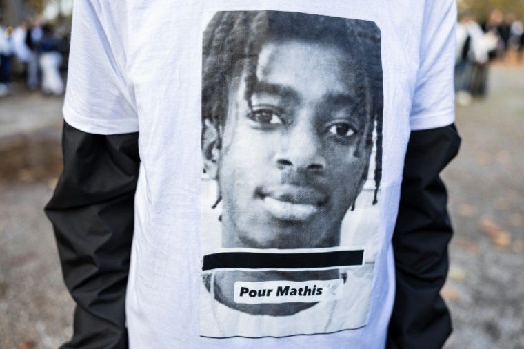 Un jeune porte un tee-shirt avec le visage de Mathis lors du rassemblement pour lui rendre hommage à  Saint-Omer, le 11 novembre 2025 ( AFP / Sameer Al-DOUMY )