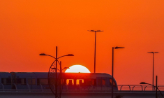 Une rame de métro s'approche de la station Expo City, lieu de la COP28, le sommet des Nations unies sur le climat à Dubaï, le 6 décembre 2023.  ( AFP / KARIM SAHIB )
