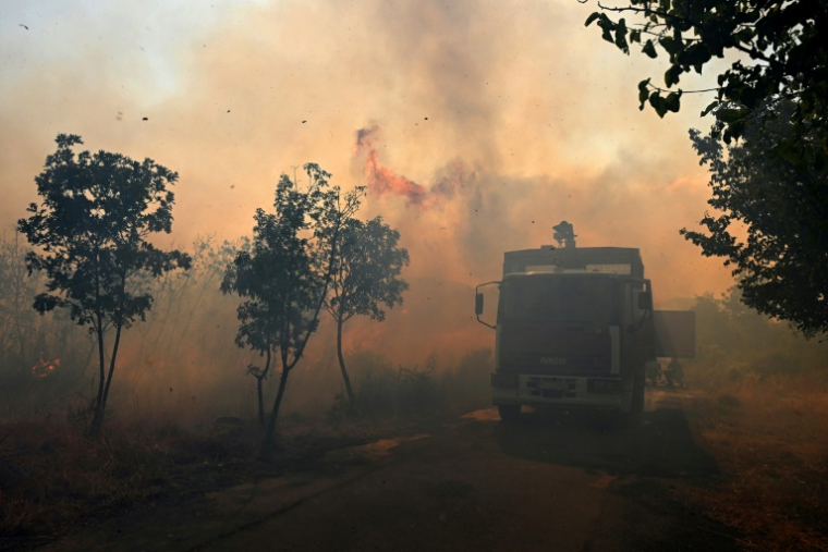 Des pompiers luttent contre un incendie à la périphérie de Podgorica, la capitale du Monténégro le 11 août 2025 ( AFP / SAVO PRELEVIC )
