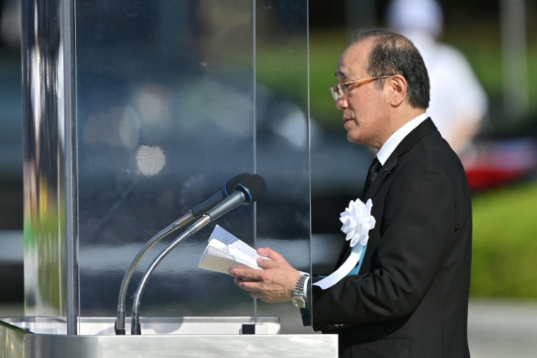 Le maire d'Hiroshima, Kazumi Matsui, prononce un discours, le 6 août 2025 à Hiroshima au Japon ( AFP / Richard A. Brooks )