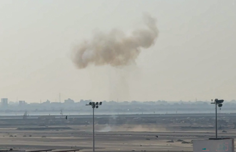 Capture d'image d'une vidéo AFPTV du 28 octobre 2026 montrant un nuage de fumée après un tir de missile sur l'aéroport d'Aden, au Yémen ( AFPTV / - )