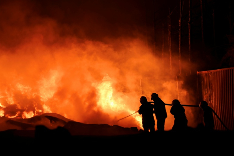 Des pompiers tentent d’éteindre un incendie après une explosion dans une zone industrielle d’Ezeiza, dans la province de Buenos Aires, en Argentine, le 15 novembre 2025. ( AFP / Luis ROBAYO )