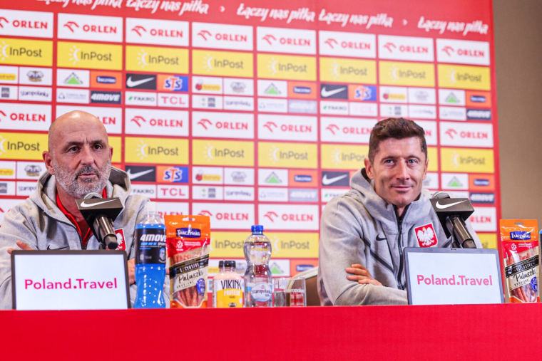 En guerre contre Robert Lewandowski, le sélectionneur polonais est soutenu par ses joueurs