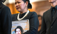 Une femme endeuillée pleure dans la queue pour rendre hommage à l'ancienne reine Sirikit de Thaïlande au Grand Palais de Bangkok, le 26 octobre 2025 ( AFP / Chanakarn Laosarakham )