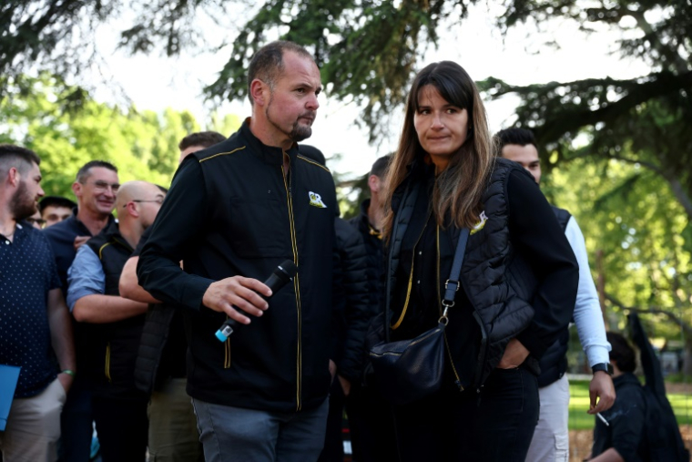 Les co-présidents de la CR47, José Pérez et Karine Duc, devant le palais de justice avant le procès de 20 membres de la CR47 pour des dommages causés lors du mouvement de colère agricole de l'automne 2024, le 14 mai 2025 à Agen, dans le Lot-et-Garonne ( AFP / ROMAIN PERROCHEAU )