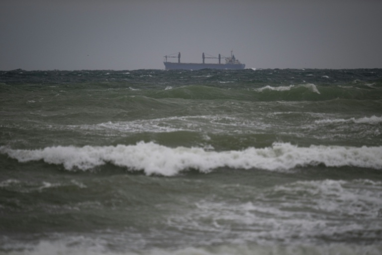 Un cargo sur la mer Noire au large de Krapets, en Bulgarie, le 14 octobre 2026 ( AFP / Nikolay DOYCHINOV )