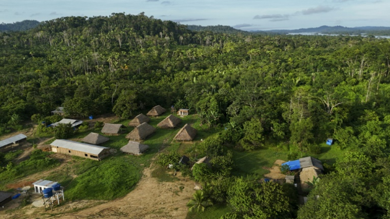 Vue aérienne du village d'Ita'aka, sur la terre indigène Koatinemo dans la forêt amazonienne, dans l'Etat de Para, au Brésil, le 11 juin 2025 ( AFP / Carlos FABAL )