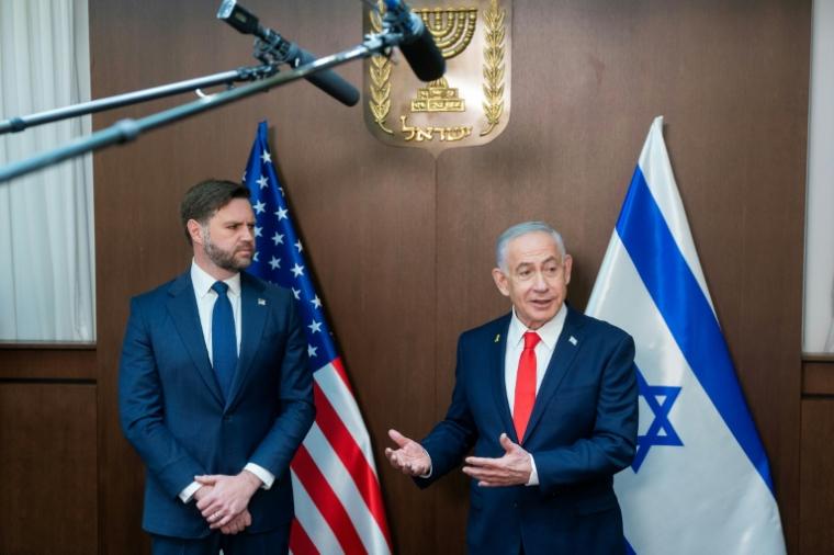 Le vice-président américain JD Vance rencontre le Premier ministre israélien Benjamin Netanyahu dans son bureau à Jérusalem, le 22 octobre 2025 ( POOL / Nathan HOWARD )