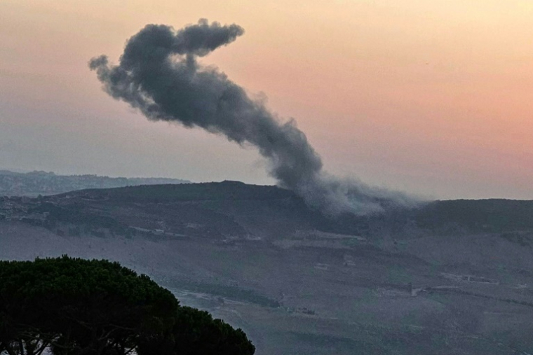 De la fumée s'élève du site d'une frappe aérienne israélienne visant la périphérie du village de Kfartibnit, le 15 août 2025 au Liban ( AFP / Rabih DAHER )