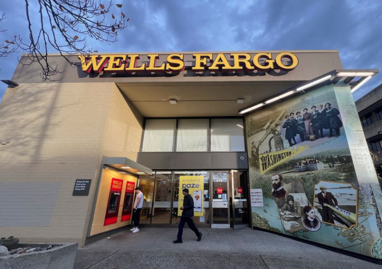 Un homme sort d'une succursale de la banque Wells Fargo dans le quartier universitaire de Seattle