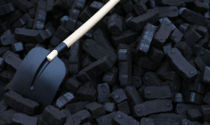 Une pelle est placée sur des briquettes de charbon