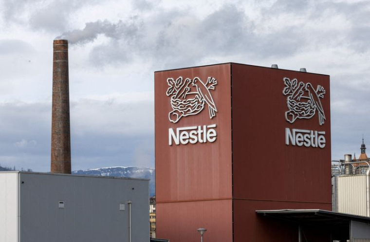 Le logo du géant agroalimentaire Nestlé est visible sur un bâtiment à Orbe.