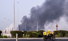 Un nuage de fumée après une frappe iranienne sur Abu Dhabi, aux Émirats arabes unis, le 1er mars 2026. ( AFP / RYAN LIM )