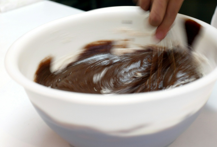De la tablette industrielle aux créations pâtissières les plus sophistiquées, sur les mousses au chocolat des tables renommées comme chez les adolescents au palais façonné par les réseaux sociaux, l'alliance de la fleur de sel et du chocolat est un phénomène gustatif qui questionne ( AFP / JOEL ROBINE )