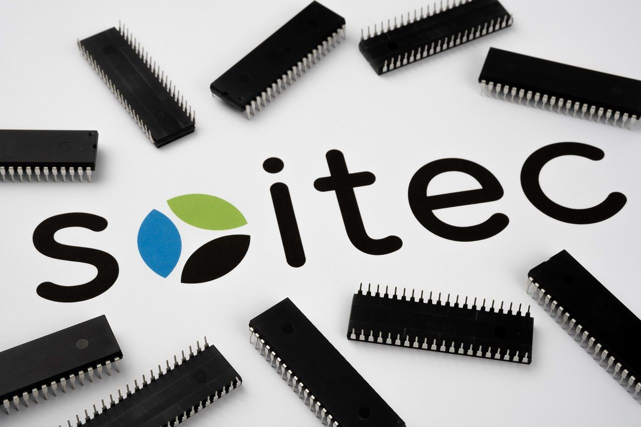 Un logo Soitec entouré de semi-conducteurs (Crédits: Adobe Stock)