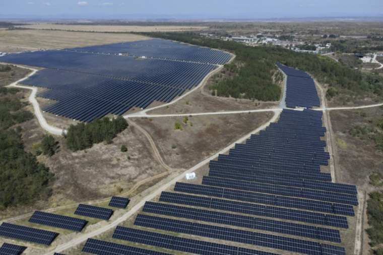 Des champs de panneaux photovoltaïques près de Galabovo, en Bulgarie, le 18 septembre 2026 ( AFP / Nikolay DOYCHINOV )