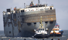 Le cargo Fremantle Highway remorqué arrive au port d'Eemshaven le 3 août 2023. ( ANP / Vincent Jannink )