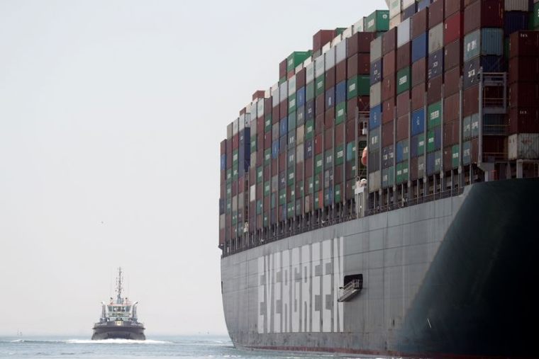 CANAL DE SUEZ: L'EVER GIVEN LÈVE L'ANCRE APRÈS AVOIR ÉTÉ BLOQUÉ EN EGYPTE