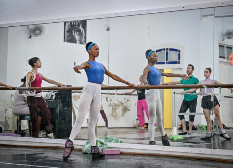 La danseuse Laura Kamila Rojas lors d'un cours au Ballet national de Cuba, à La Havane, le 12 mai 2026 ( AFP / ADALBERTO ROQUE )
