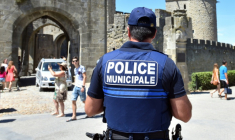 Un policier municipal devant la cité de Carcassonne, le 2 août 2016 ( AFP / Rémy GABALDA )