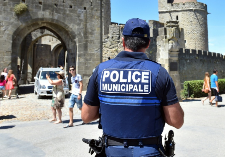 Un policier municipal devant la cité de Carcassonne, le 2 août 2016 ( AFP / Rémy GABALDA )