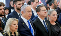 (g-d) Sara Netanyahu, l'épouse du Premier ministre israélien, Benjamin Netanyahu, le président Isaac Herzog et la Première dame Michal Herzog assistent à une cérémonie commémorative en hommage aux Israéliens tués, le 27 octobre 2024, au cimetière militaire du Mont Herzl à Jérusalem ( POOL / GIL COHEN-MAGEN )