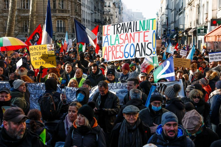 Des gens à Paris manifestation contre le plan de réforme des retraites du gouvernement français