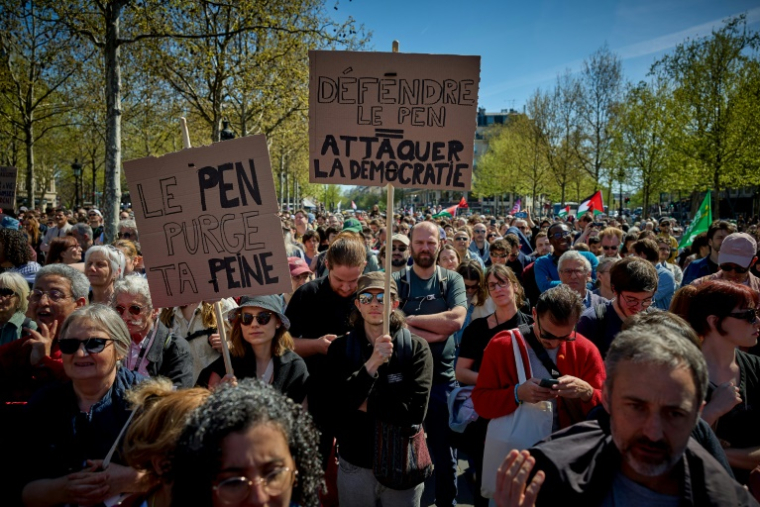 Rassemblement contre l'extrême droite, organisé par le parti de gauche La France Insoumise (LFI) et Les Ecologistes, place de la République à Paris, le 6 avril 2025 ( AFP / Kiran RIDLEY )