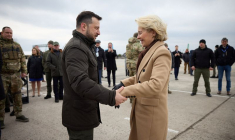 Volodimir Zelensky et Ursula von der Leyen commémorent près de Kyiv le deuxième anniversaire de l'invasion de l'Ukraine par la Russie