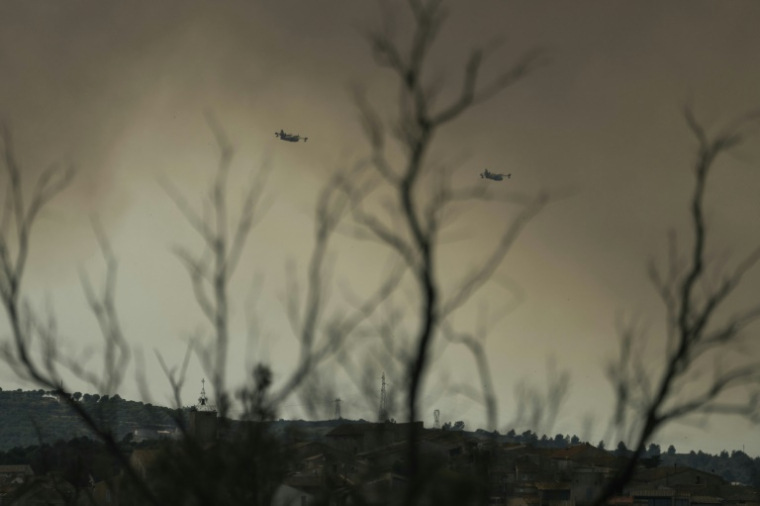 L'incendie qui a débuté jeudi en fin d'après-midi sur la commune de Martigues, au nord-ouest de Marseille, n'était toujours pas maîtrisé vendredi ( AFP / Idriss BIGOU-GILLES )
