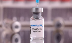 Photo d'illustration d'un flacon étiqueté "Vaccin Novavax V COVID-19"