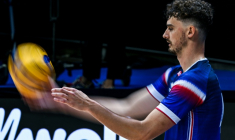 Le Français Jean Patry au service contre la Corée du sud aux Mondiaux de volley à Quezon (Philippines) le 14 septembre 2025 ( AFP / SHERWIN VARDELEON )