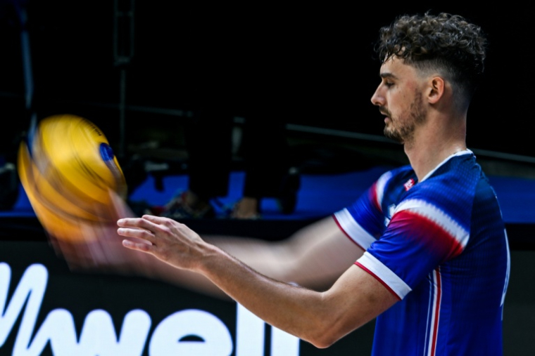 Le Français Jean Patry au service contre la Corée du sud aux Mondiaux de volley à Quezon (Philippines) le 14 septembre 2025 ( AFP / SHERWIN VARDELEON )