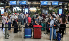 Des passagers bloqués font la queue pour demander le remboursement de leurs billets après l'annulation de vols réguliers suite à l'éruption du mont Anak Krakatoa, à l'aéroport Soekarno-Hatta de Tangerang, le 6 septembre 2026 ( AFP / ABIMANYU )